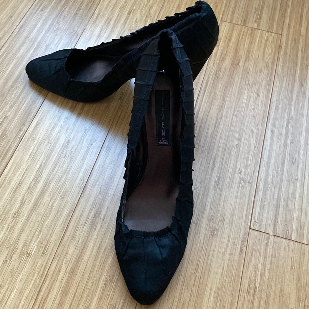 Beautiful satin pleated heels